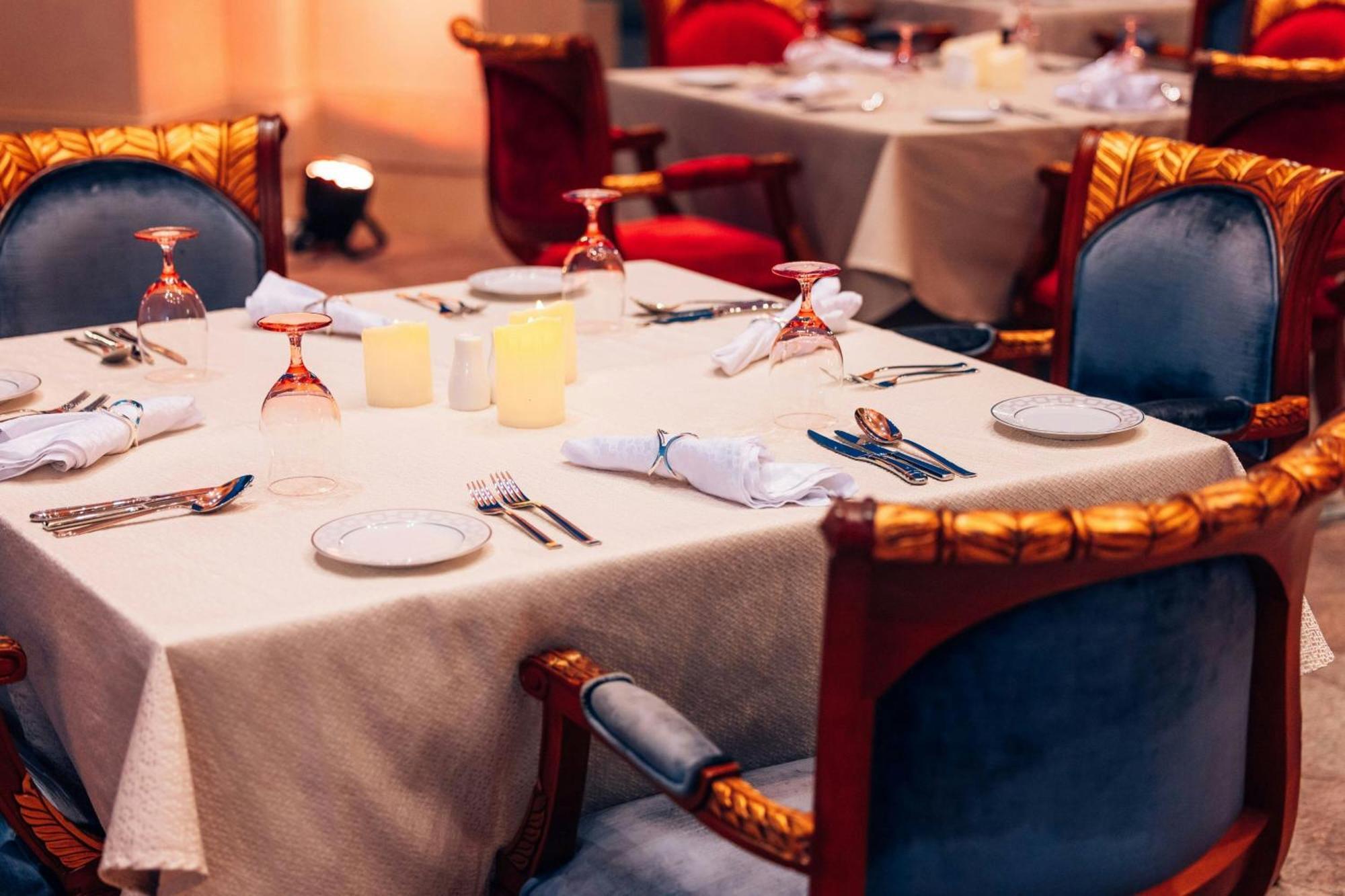 The Ritz-Carlton Jeddah Hotel Exterior foto A table set for fine dining