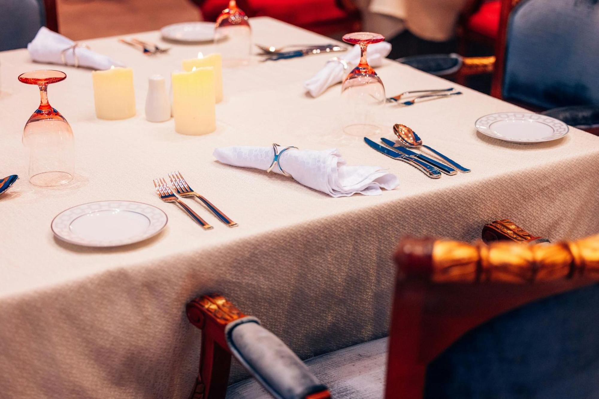 The Ritz-Carlton Jeddah Hotel Exterior foto A Christmas table with crackers